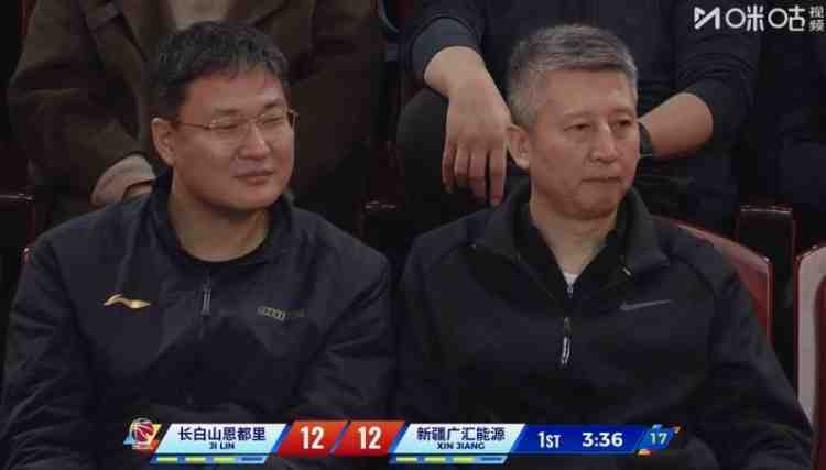 考察谁呢?男篮主帅郭士强现场观战吉林与新疆比赛